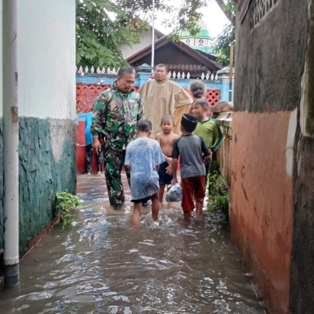 Pemukiman Ampenan Tengah Tergenang, Respons Cepat Babinsa Diapresiasi