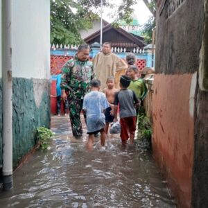 Pemukiman Ampenan Tengah Tergenang, Respons Cepat Babinsa Diapresiasi