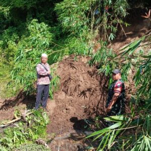 Babinsa Gerak Cepat Cek Longsor di BTN Dopang