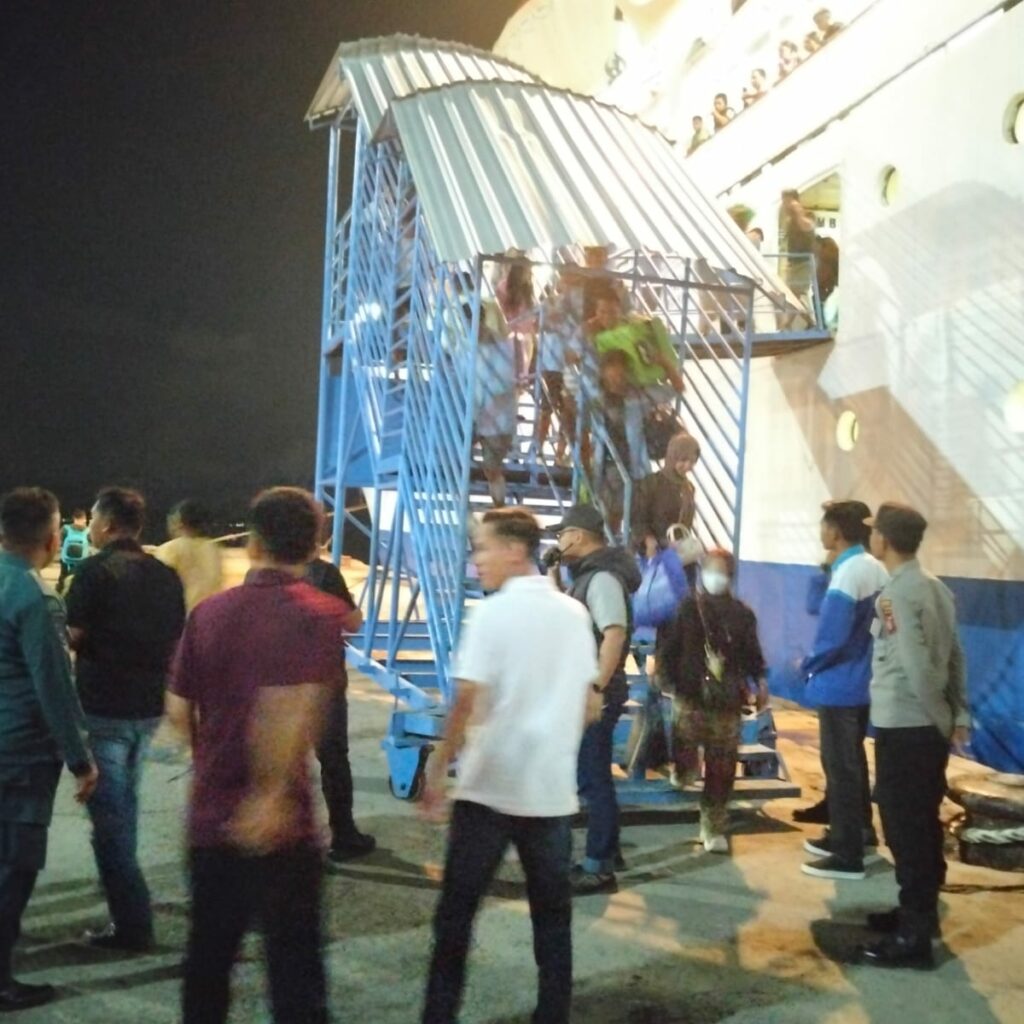 Polsek Kawasan Pelabuhan Laut Bima Laksanakan Pengamanan Km. Binaiya Yang Melakukan Embarkasi–Debarkasi Di Pelabuhan Bima