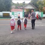 Jamin Keselamatan Anak Sekolah, Polsek Rhee Gelar Rawan Pagi di Jalur Lintas Sumbawa-Tano