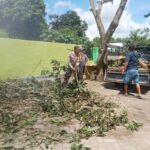 Perkuat Sinergi, Bhabinkamtibmas dan Staf Desa Berora Gelar Gotong Royong