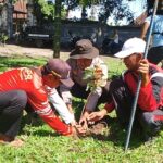 Pererat Silaturahmi, Bhabinkamtibmas dan Warga Desa Sukamaju Kompak Tanam Pohon Buah